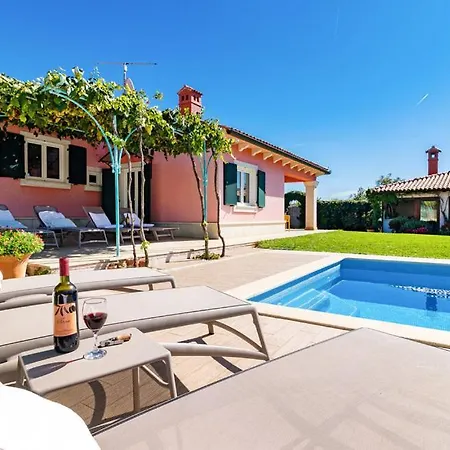 Villa House Moreda By Istrialux *